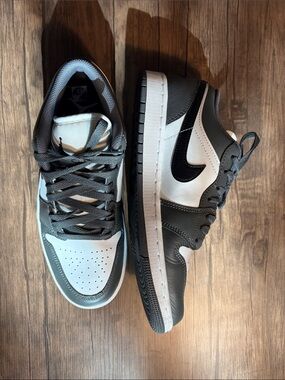 Nike Men's Low-Top Sneakers in White, Black & Gray Air Jordans